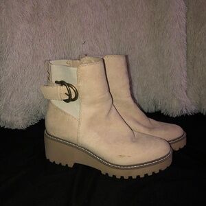 Cute tan shoes